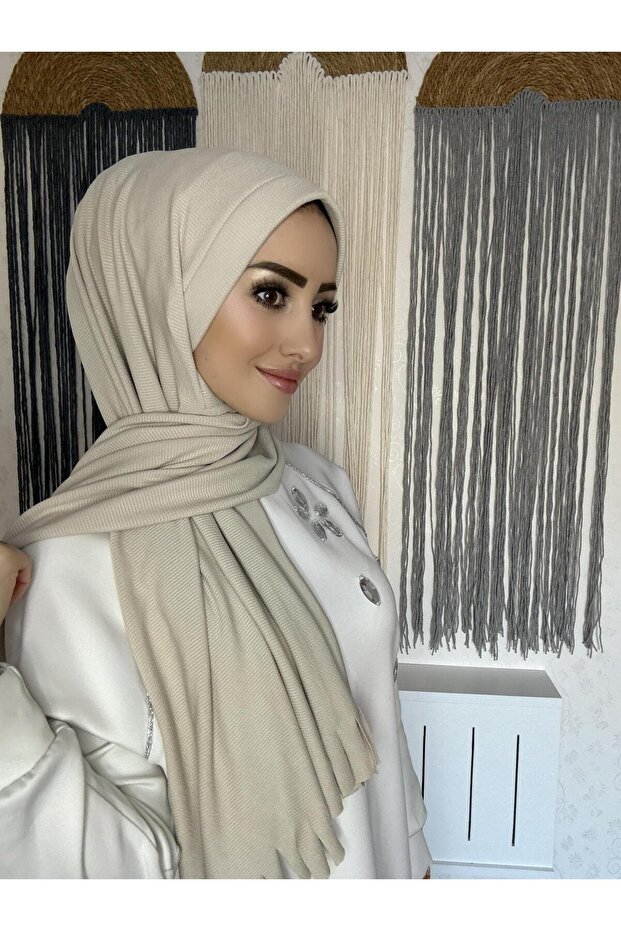 شال مطوي باللون البيج