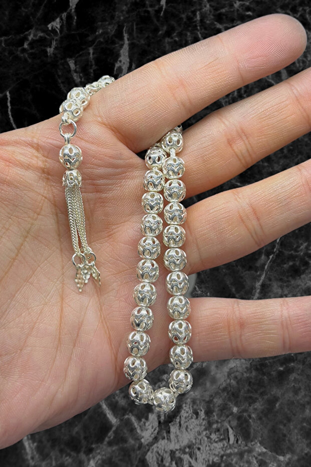 مسبحة فضية لامعة مطرزة مخرمة - 1