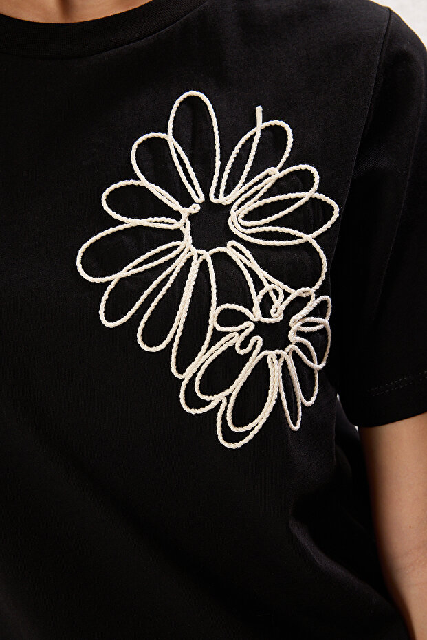 Siyah %100 Pamuk Regular/Normal Kalıp Çiçek Nakışlı Örme T-Shirt TWOSS25TS00028 - 4