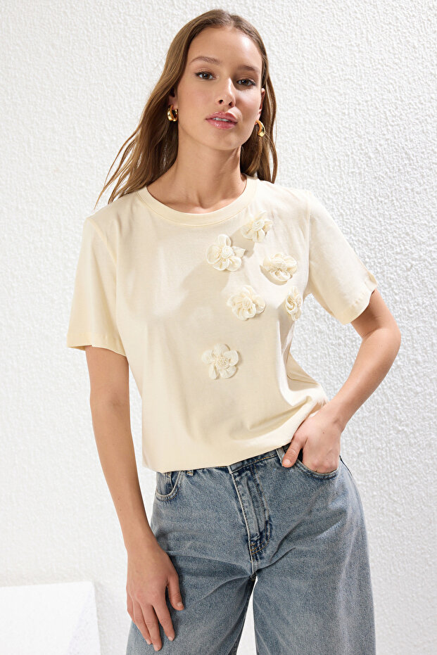 Açık Taş %100 Pamuk Aksesuar Çiçek Detaylı Regular/Normal Kalıp Örme T-Shirt TWOSS25TS00026 - 5