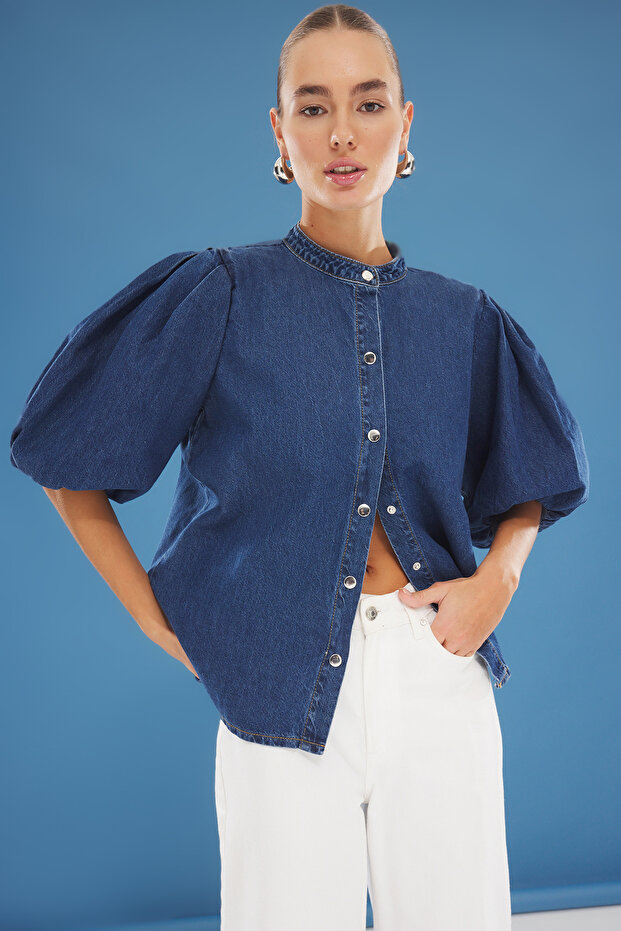 Koszula dżinsowa z niebieskimi falbanami i rękawami w kształcie balonu, kołnierzykiem sędziowskim Twoss25Go00114 - 1