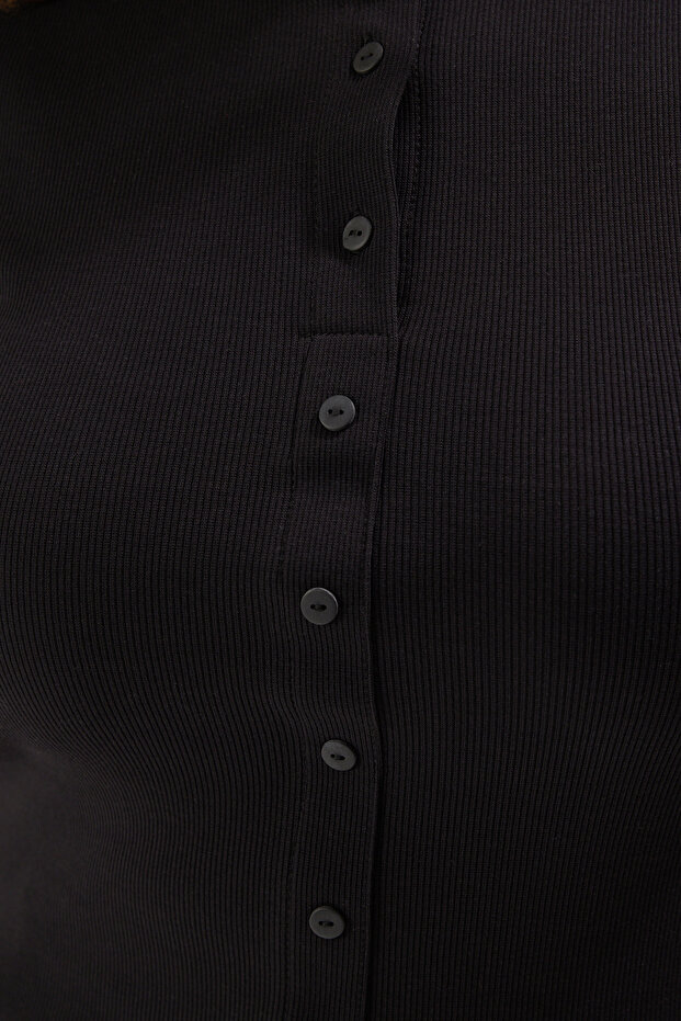 Siyah Düğme Detaylı Fitted Fitilli Örme Büyük Beden Bluz TBBSS25AF00060 - 3