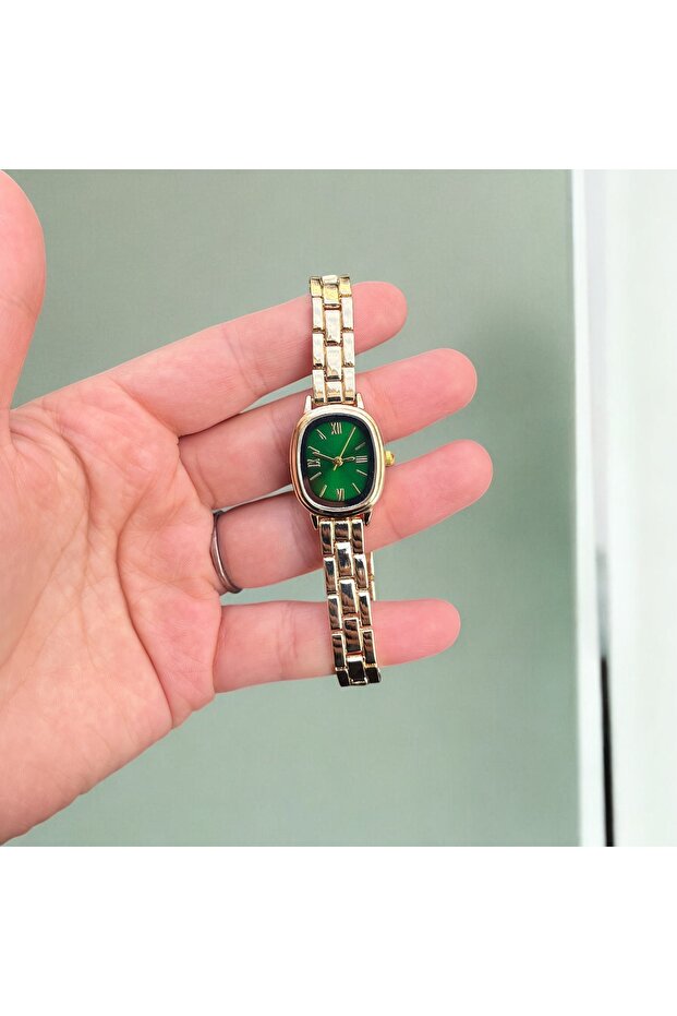 Vintage Retro Women's Wristwatch with Roman Numerals