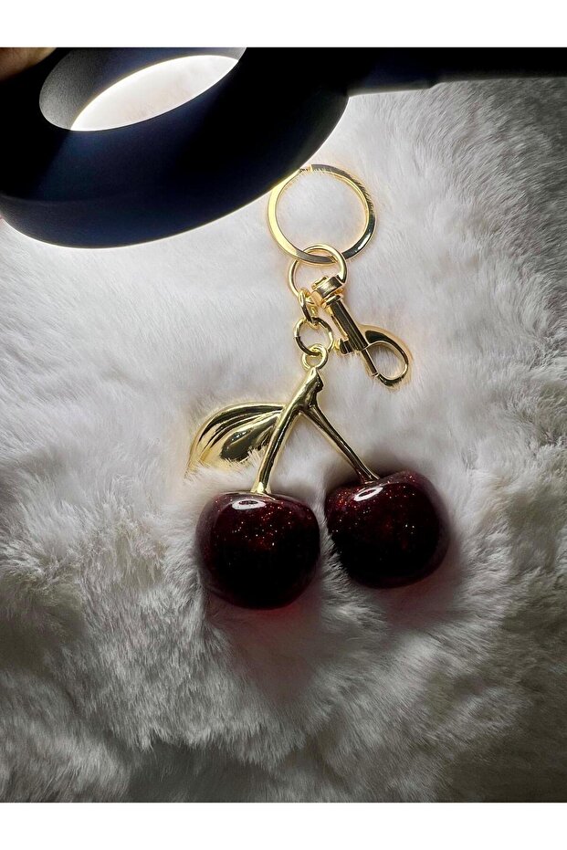 سلسلة مفاتيح لامعة من الكرز وسحر الحقيبة - 1