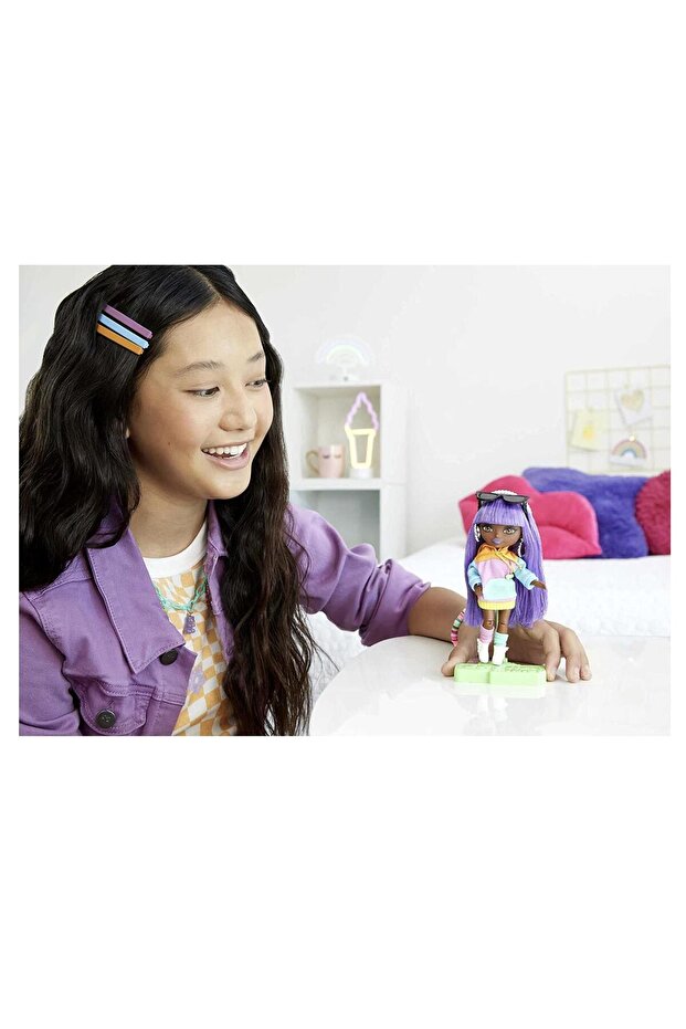 Muñeca Barbie Extra Mini Pelo Morado - 14 Cm, Con Vestido Colorido Y Accesorios, Juguete +3 Años Mattel