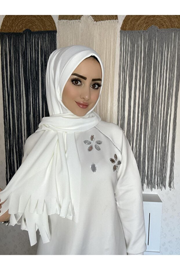 شال أبيض مطوي جاهز