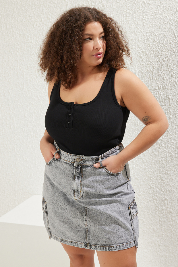 Siyah Havuz Yaka Düğme Detaylı Fitilli Örme Büyük Beden Atlet TBBSS25CV00005 - 1