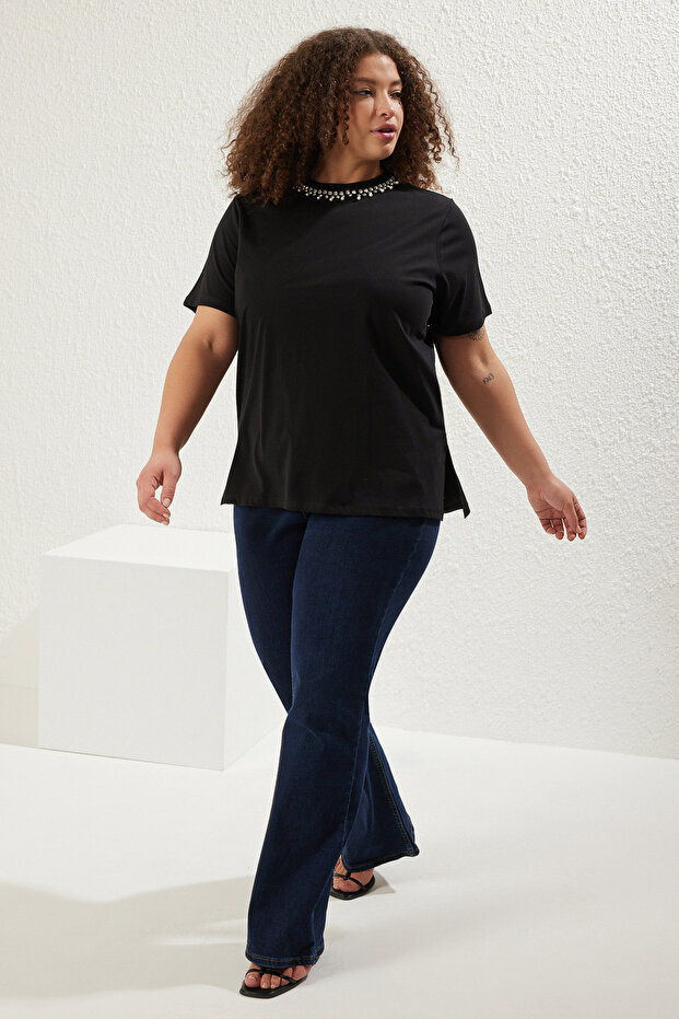 Siyah Yakası Taşlı Relaxed Fit %100 Pamuk Örme Büyük Beden T-shirt TBBSS25BF00021 - 3