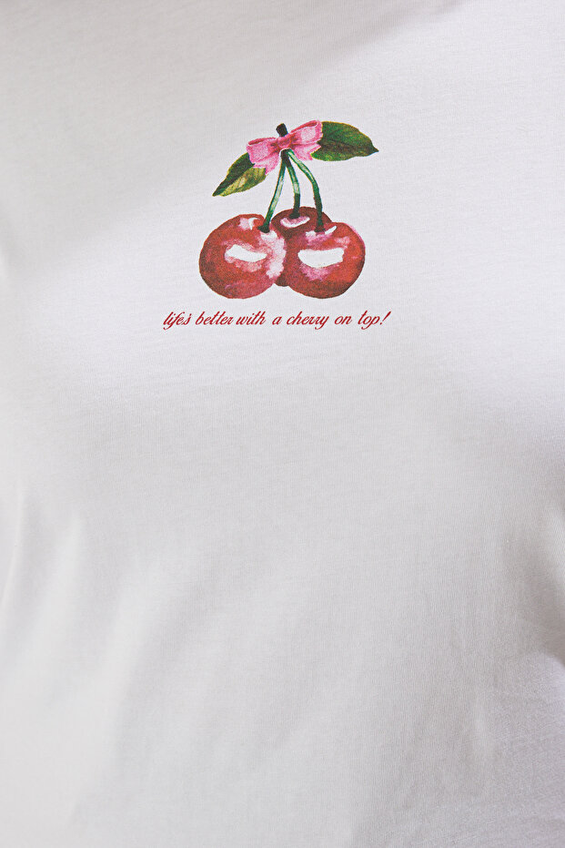 Beyaz Regular Fit Kiraz Baskılı Büyük Beden T-shirt TBBSS25BF00017 - 4