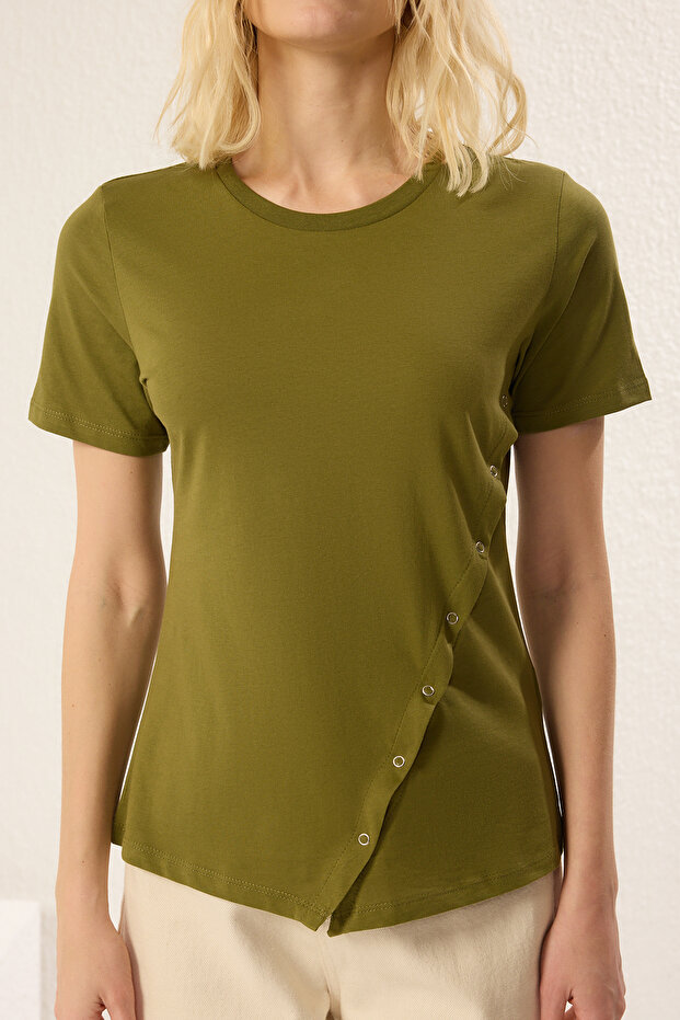 Haki %100 Pamuk Regular/Normal Kalıp Çıtçıtlı yırtmaç Detaylı Örme T-Shirt TWOSS25TS00029 - 3