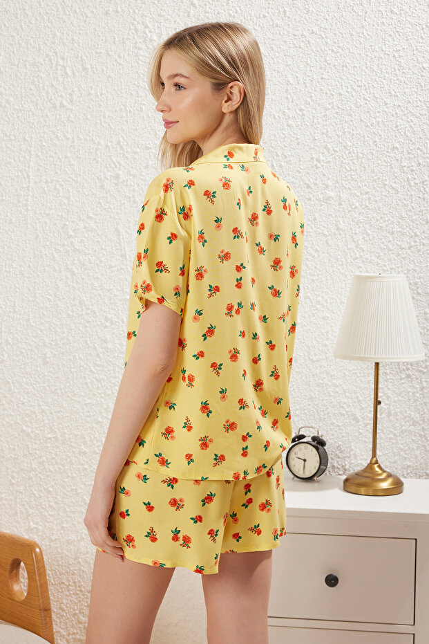 Sarı Çiçekli Yırtmaçlı Viskon Şortlu Dokuma Pijama Takımı THMSS25PT00243 - 5