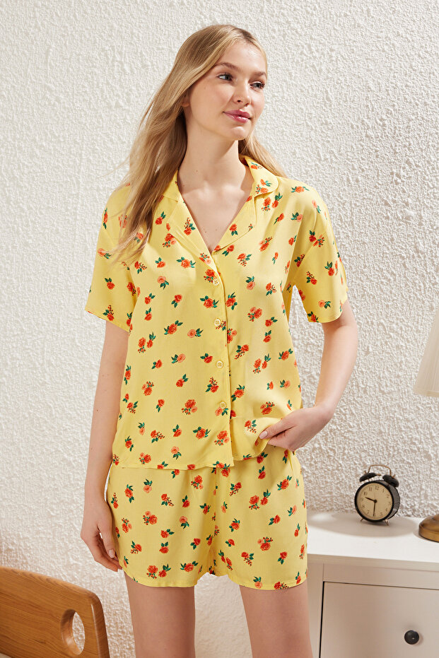 Sarı Çiçekli Yırtmaçlı Viskon Şortlu Dokuma Pijama Takımı THMSS25PT00243 - 2
