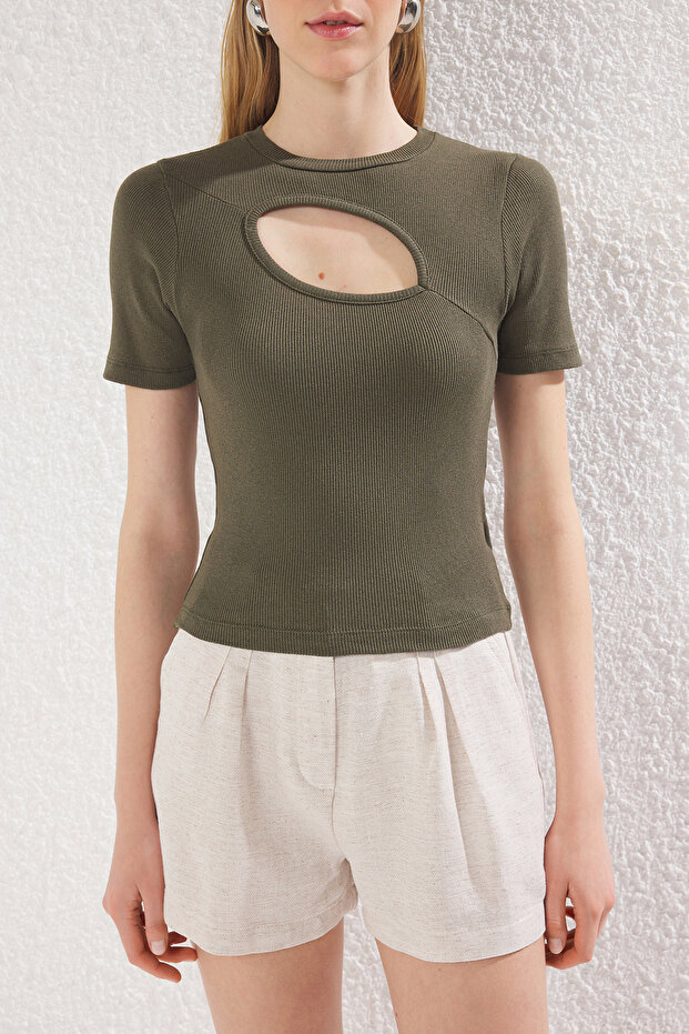 Haki Cut Out Detaylı Vücuda Oturan Bisiket Yaka Crop Fitilli Esnek Örme Bluz TWOSS22BZ0355 - 3