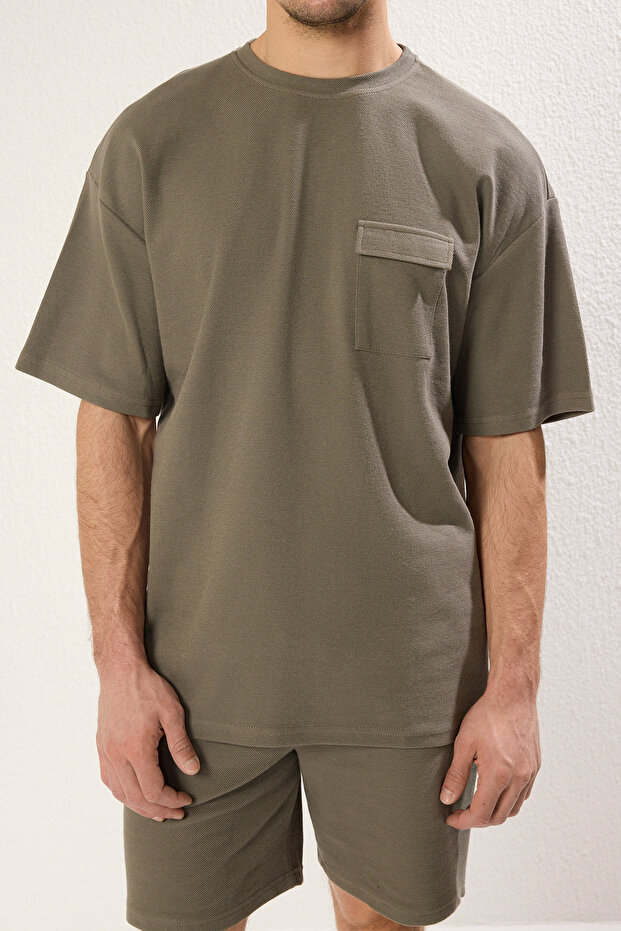 Haki Oversize/Geniş Kesim Dokulu Cep Detaylı Kısa Kol T-shirt TMNSS25TS00061 - 6