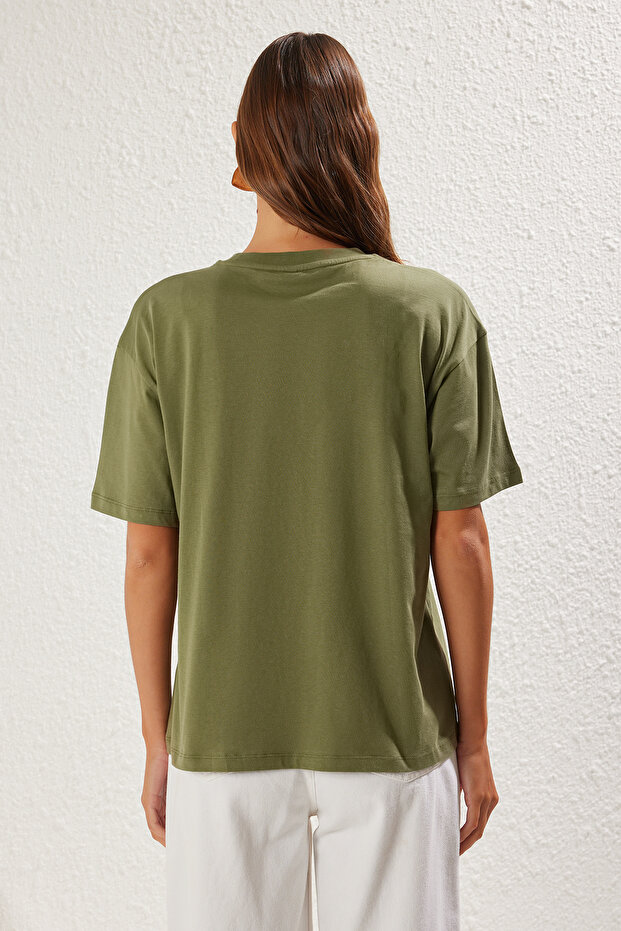 Haki Aksesuar Detaylı Oversize/Geniş Kalıp Örme T-Shirt TWOSS25TS00045 - 5