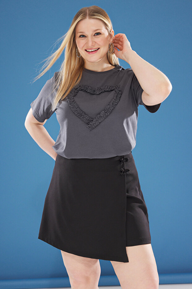 Antrasit Önü Fırfırlı Kalp Detaylı Relaxed Fit Büyük Beden T-shirt TBBSS25BF00022 - 1