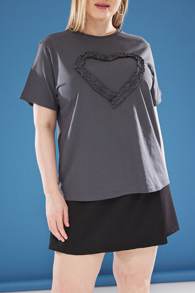 Antrasit Önü Fırfırlı Kalp Detaylı Relaxed Fit Büyük Beden T-shirt TBBSS25BF00022 - 4