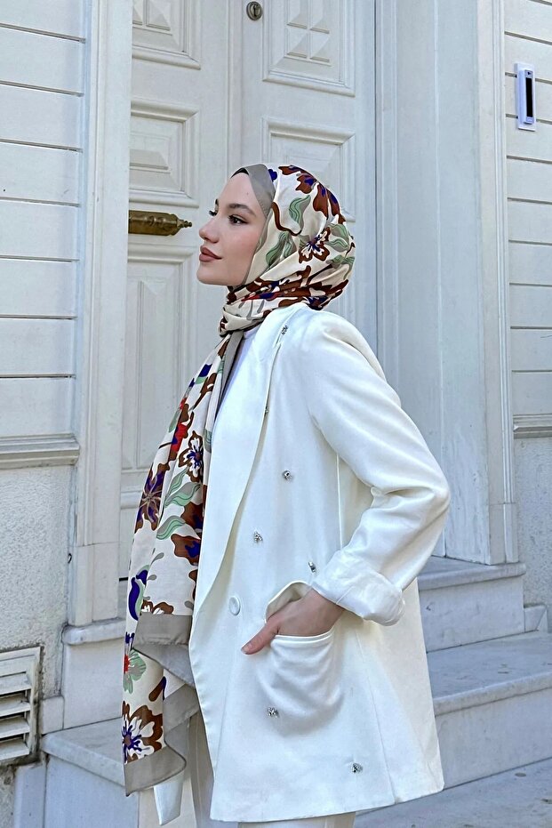موديلات شال من سلسلة Nature Freesia باللون الرمادي الناعم من سلسلة Ipekhan