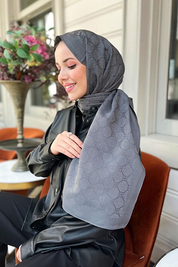 Ev72 Model Clover Shawl - Dark Gray - 4