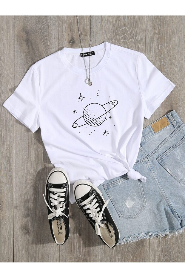 تصميم Saturn Star - تي شيرت أبيض كبير الحجم مطبوع برقبة دائرية وأكمام قصيرة