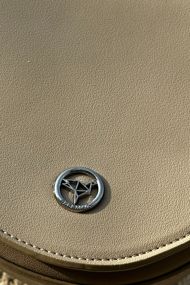 حقيبة كروس أساسية باللون البيج - 3