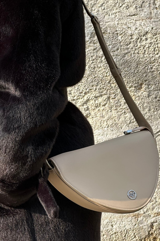 حقيبة كروس أساسية باللون البيج - 4