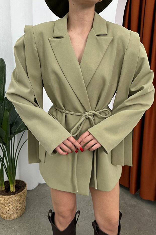 Oversize'owa damska marynarka - pasek i detale na ramionach - 6