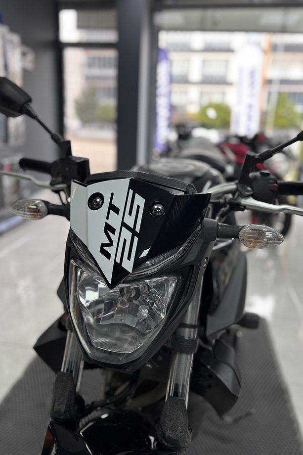 Yamaha MT-25 için Ön Cam Kafa Beyaz Renk Sticker Etiket (1 Adet) - 4