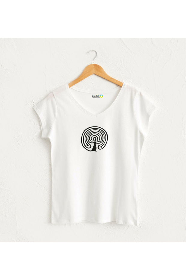 تي شيرت بتصميم V-Neck مع صورة لمتاهة كريتا