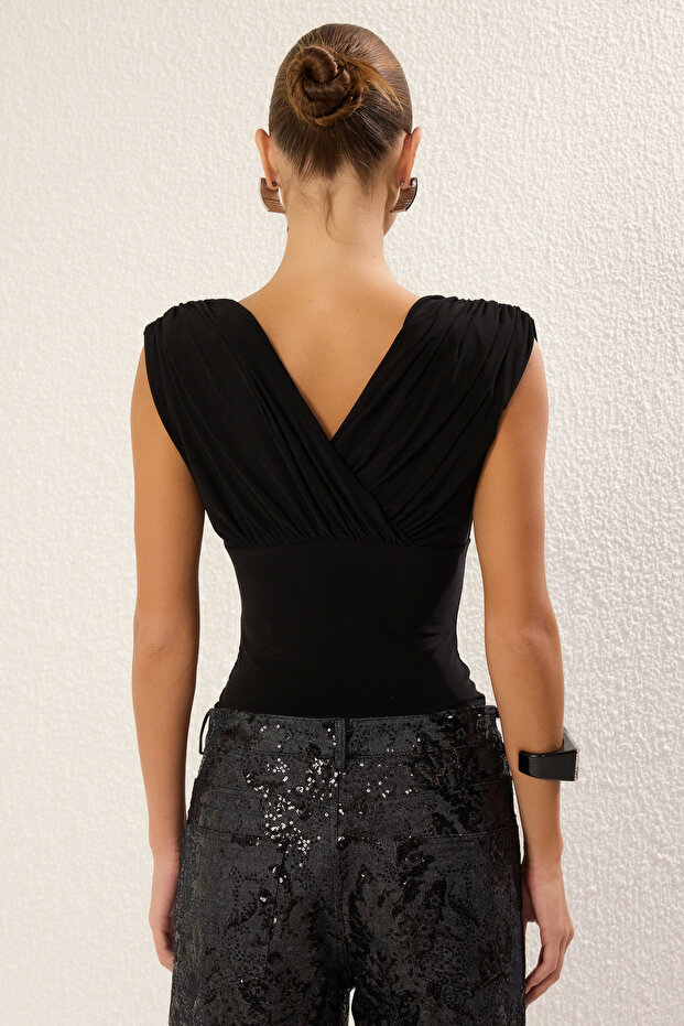 Siyah V Yaka Drapeli Çıtçıtlı Örme TPRSS25BD00012 - 5