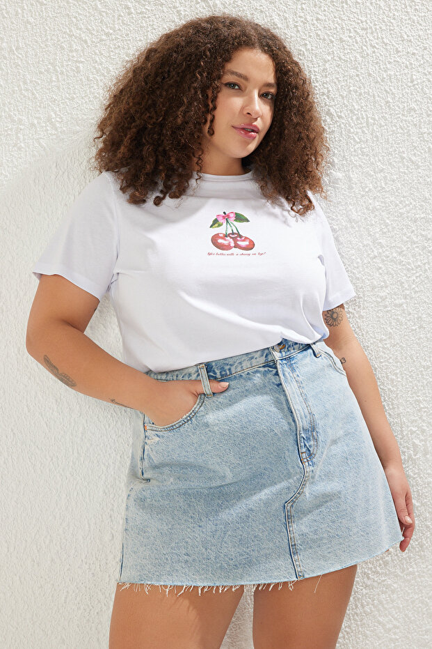 Beyaz Regular Fit Kiraz Baskılı Büyük Beden T-shirt TBBSS25BF00017 - 1