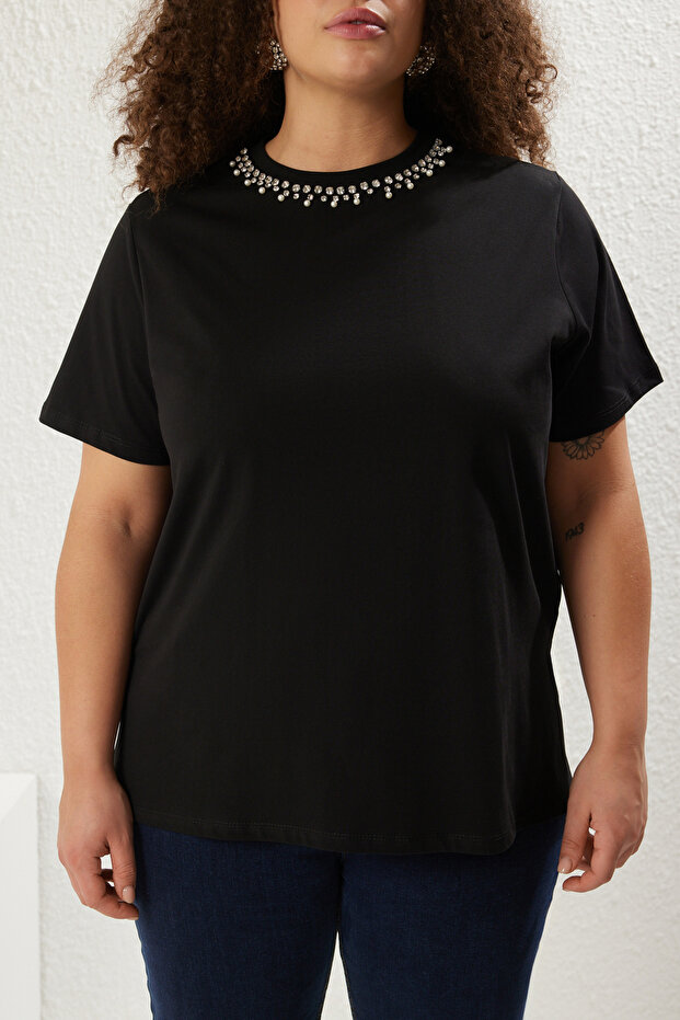 Siyah Yakası Taşlı Relaxed Fit %100 Pamuk Örme Büyük Beden T-shirt TBBSS25BF00021 - 4