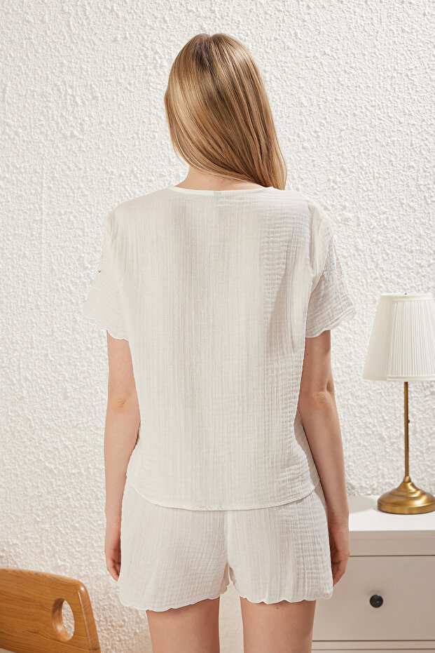 Ekru %100 Pamuklu Çiçek Nakışlı Bağlamalı/Fiyonklu Müslin Şortlu Dokuma Pijama Takımı THMSS25PT00138 - 5