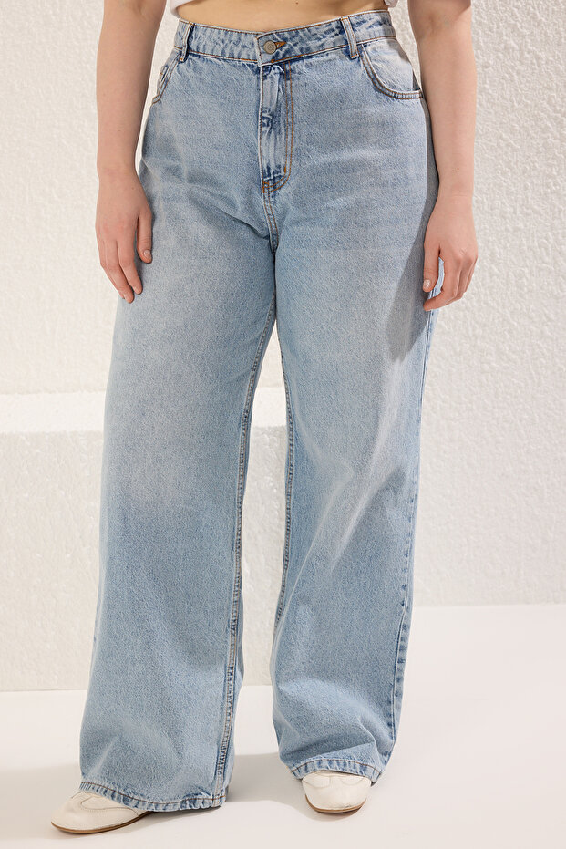 Jasnoniebieskie jeansy z wysokim stanem i szerokimi nogawkami w dużych rozmiarach TBBAW23CJ00020 - 3