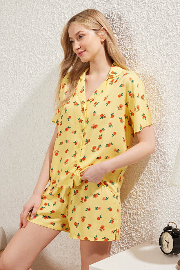 Sarı Çiçekli Yırtmaçlı Viskon Şortlu Dokuma Pijama Takımı THMSS25PT00243 - 1