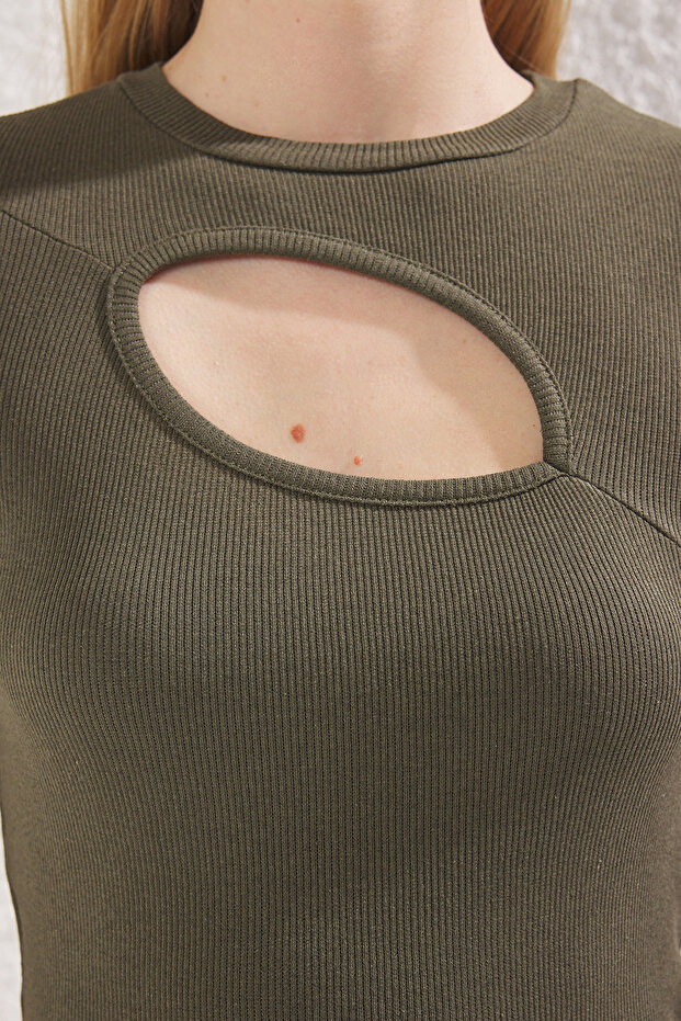 Haki Cut Out Detaylı Vücuda Oturan Bisiket Yaka Crop Fitilli Esnek Örme Bluz TWOSS22BZ0355 - 4