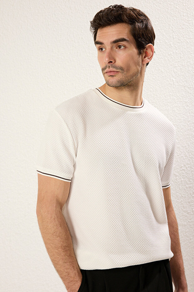 Beyaz Regular/Normal Kesim Dokulu Triko Bantlı T-Shirt TMNSS25TS00042 - 3