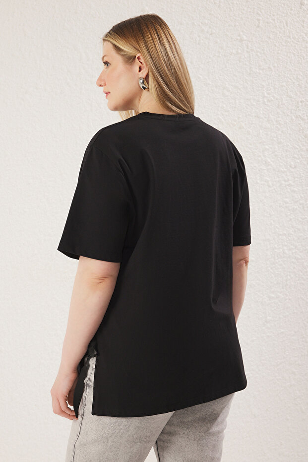 Siyah Yanda Fiyonk Bağlama Detaylı Relaxed Fit Büyük Beden T-shirt TBBSS25BF00025 - 5