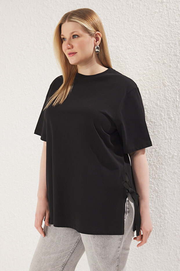Siyah Yanda Fiyonk Bağlama Detaylı Relaxed Fit Büyük Beden T-shirt TBBSS25BF00025 - 1