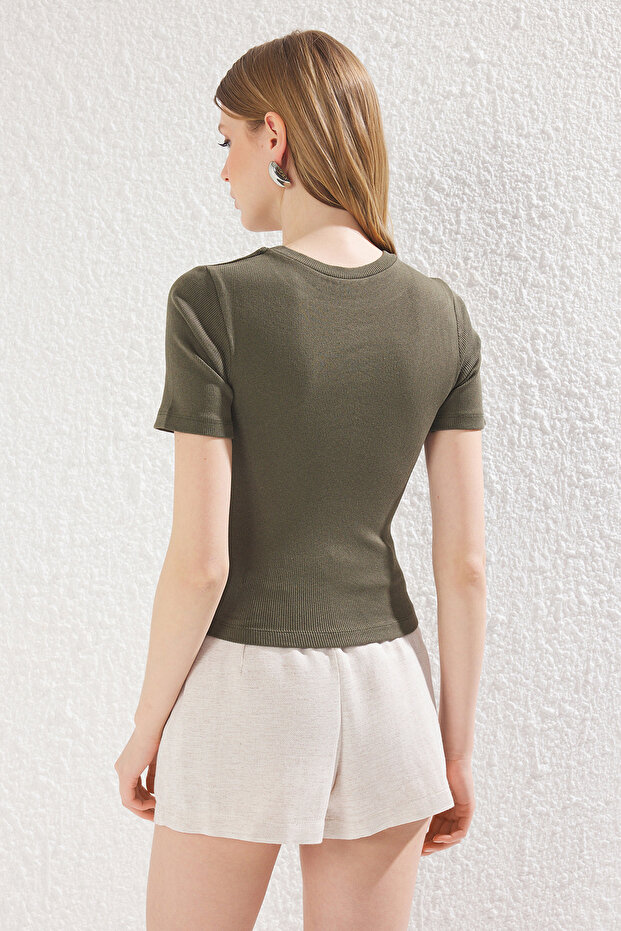 Haki Cut Out Detaylı Vücuda Oturan Bisiket Yaka Crop Fitilli Esnek Örme Bluz TWOSS22BZ0355 - 5