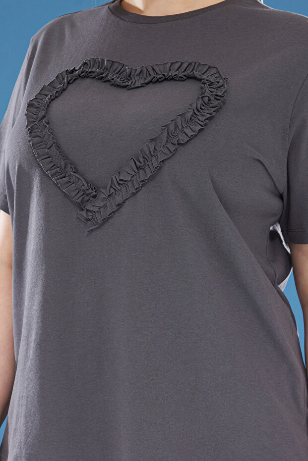 Antrasit Önü Fırfırlı Kalp Detaylı Relaxed Fit Büyük Beden T-shirt TBBSS25BF00022 - 3