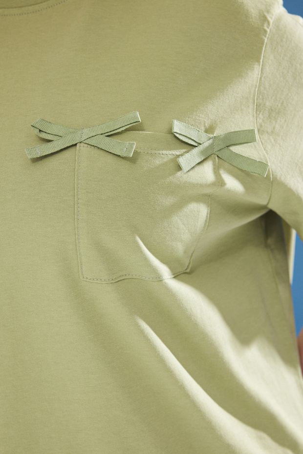 Μπλουζάκι Χακί μεγάλου μεγέθους - Χαλαρή εφαρμογή με τσέπες και λεπτομέρεια φιόγκου TBBSS25BF00030 - 4