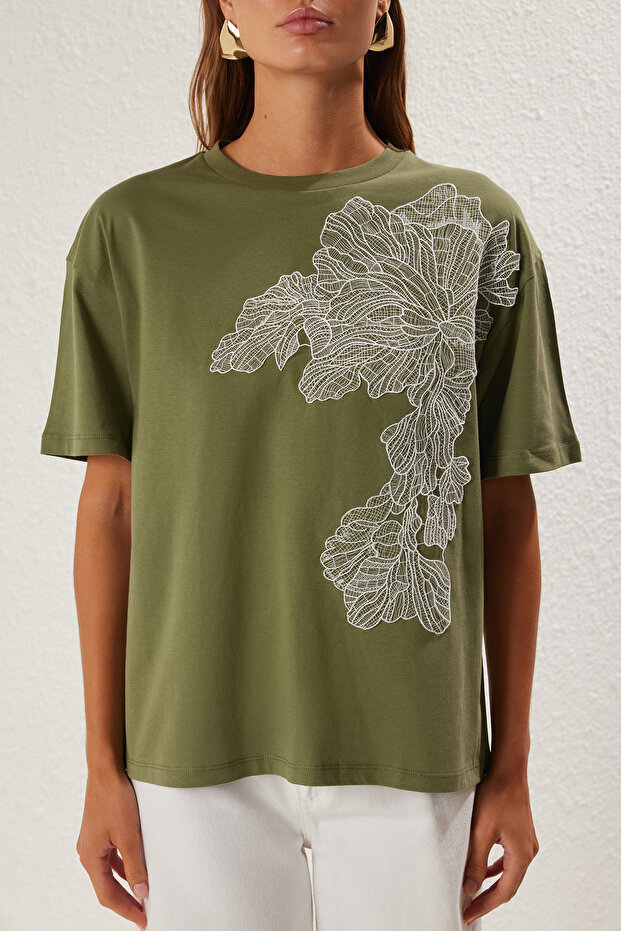 Haki Aksesuar Detaylı Oversize/Geniş Kalıp Örme T-Shirt TWOSS25TS00045 - 3