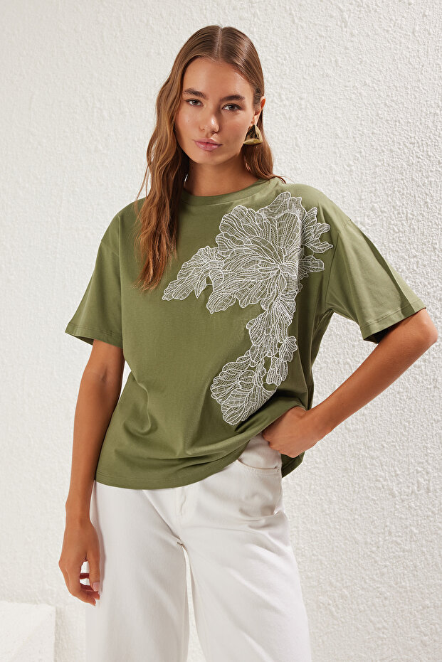 Haki Aksesuar Detaylı Oversize/Geniş Kalıp Örme T-Shirt TWOSS25TS00045 - 1