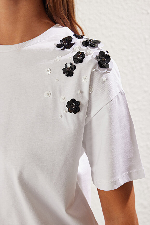 Beyaz Kalın Pamuklu Oversize/Geniş Kalıp Aksesuar Detaylı Örme T-Shirt TWOSS25TS00030 - 4