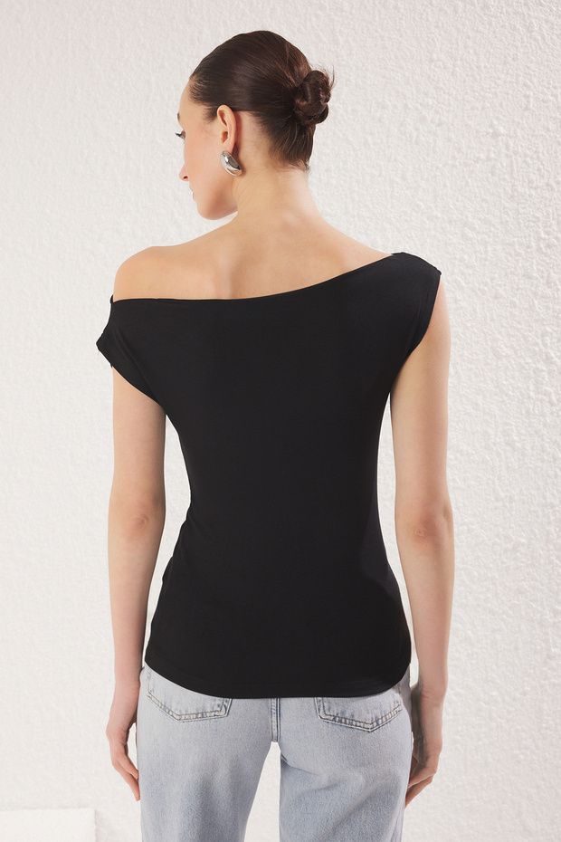 Siyah*001 Düz Kayık Yaka Fitted Viskoz/Yumuşak Kumaşlı Esnek Örme Örme Bluz TWOSS24BZ00090 - 5