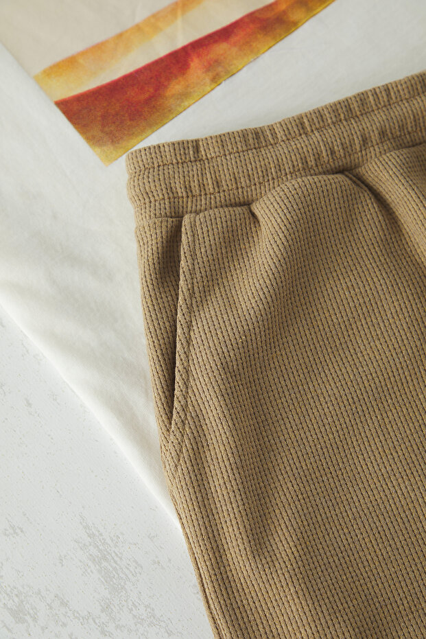 Ekru - Vizon RegulaR Fit BaskılI Alt Waffle Örme Şortlu Pijama Takımı TMNSS25PT00025 - 4