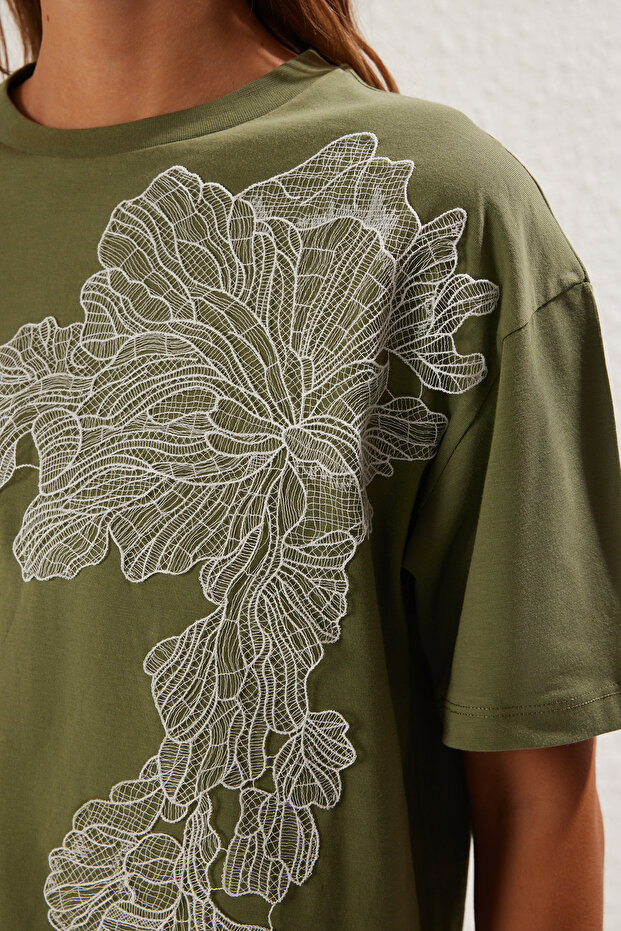 Haki Aksesuar Detaylı Oversize/Geniş Kalıp Örme T-Shirt TWOSS25TS00045 - 4