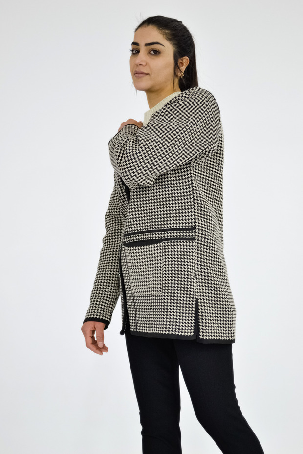 سترة بأزرار منقوشة على شكل أقدام الإوز - 4