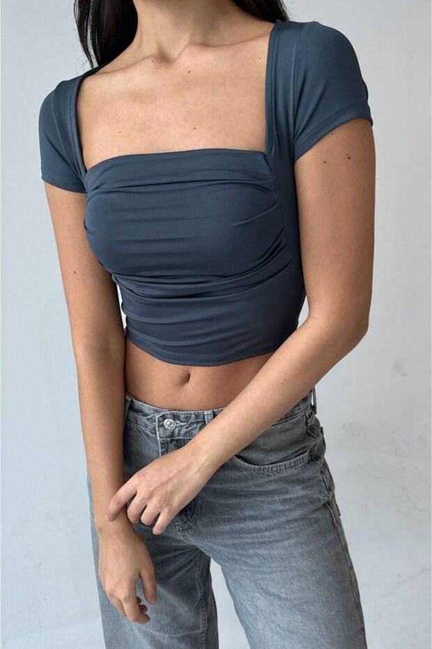 بلوزة قصيرة الأكمام ذات رقبة مربعة وأكمام قصيرة - 1